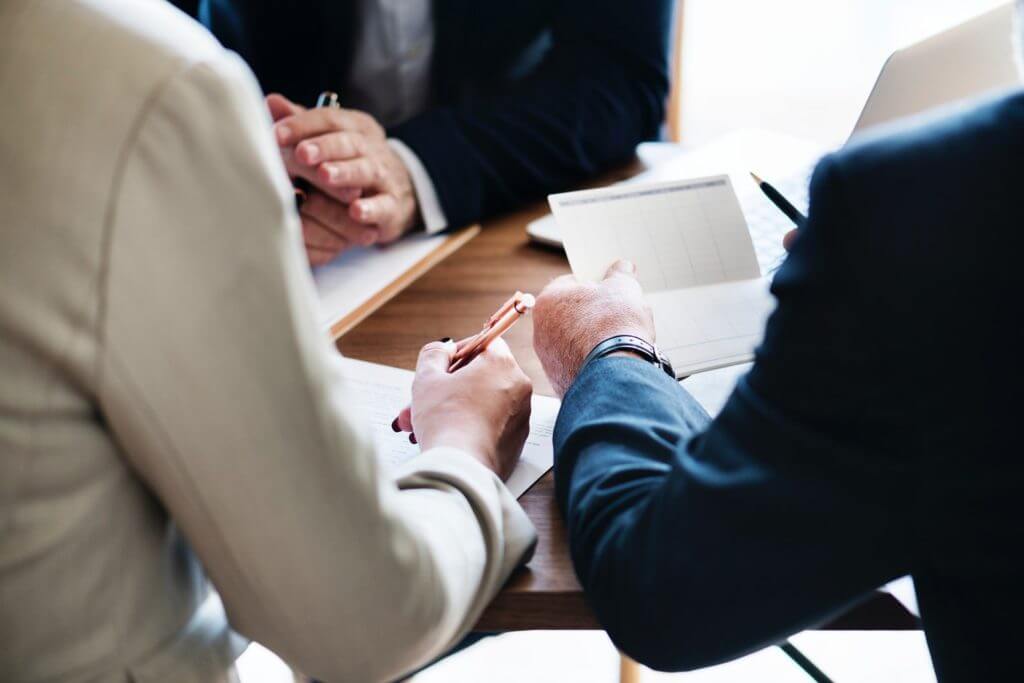 Acquisition inversée : quand le petit absorbe le grand, avantages et risques